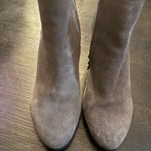 Vionic Suede 2 toned Heeled Boots size 8 chunky heel boho effortless classy bold